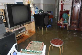 Cống ngăn triều bị vật cản, nhiều nơi ở Sài Gòn lại ngập nặng