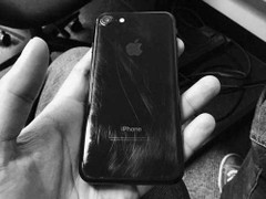 iPhone 7 Jet Black trầy xước thảm hại sau vài tháng