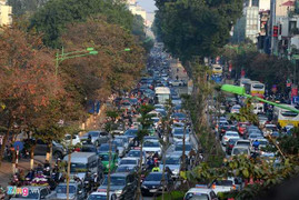 Ô tô ngập đường, Hà Nội lại tắc dài ngày cận Tết