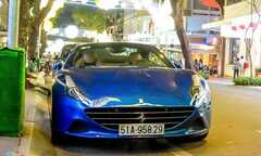 Siêu xe Ferrari California T thứ hai lăn bánh trên phố Sài Gòn