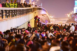 'Biển người' lại chen chúc tràn ra đường cầu an ở chùa Phúc Khánh