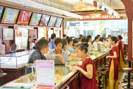 Giá vàng hôm nay 10/2 ‘bắt tay’ giá USD ‘rơi tự do’