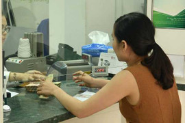 Thừa tiền, ngân hàng đỏ mắt tìm khách vay
