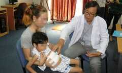 'Nghiện' ăn tóc, cô bé 6 tuổi suy kiệt cơ thể