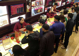 Giá vàng hôm nay 16/3 tăng dựng đứng, giá USD ‘rơi’ tự do