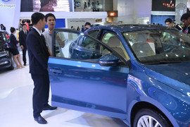 Ô tô con giá rẻ vẫn ùn ùn đổ về Việt Nam