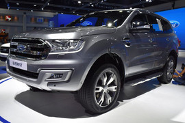 Ford Everest 2017 chốt giá 921 triệu đồng