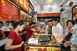 Giá vàng hôm nay 28/4 được 'cứu' ngoạn mục