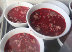 Báo Tây cảnh báo về món tiết canh của Việt Nam