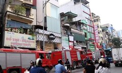 Cháy lớn ngôi nhà 5 tầng trong phố Bạch Mai