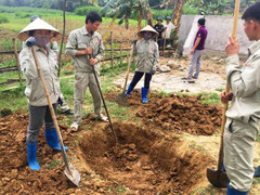 Doanh nghiệp chôn ống ngầm xả thải ra sông Âm, cá chết hàng loạt