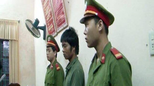 Uống rượu say, cha giở trò đồi bại với con gái ruột 14 tuổi