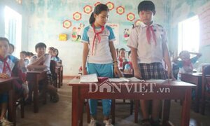 Hàng trăm học sinh Quảng Ngãi phải quỳ học: Bàn ghế được thay còn...thấp hơn