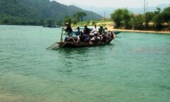Con đò 'tử thần' và mơ ước cây cầu của trẻ em vùng sông nước Quảng Bình