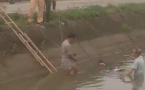 Phát hiện thi thể người đàn ông cùng xe máy dưới kênh ở Hà Nội