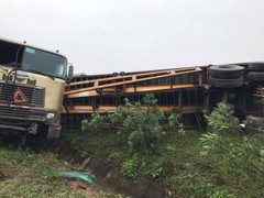 Container lật ngửa gây tai nạn liên hoàn trên cao tốc