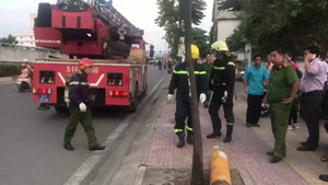 Nhóm thanh niên bỏ lại 2 bình khí lỏng cực độc trên đại lộ đẹp nhất Sài Gòn