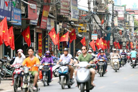 Quốc kỳ rực đỏ mọi ngả đường Hà Nội trong Ngày Chiến Thắng