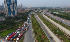 Cảnh trái ngược trên đường phố dịp nghỉ lễ 30/4