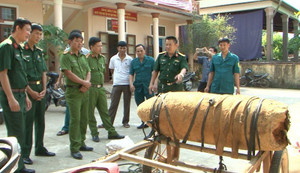 Đào được quả bom 3 tạ, lén lút vận chuyển đi bán