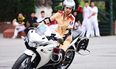 Nữ sinh cảnh sát xinh đẹp lái mô tô phân khối lớn khiến bao chàng trai nể phục