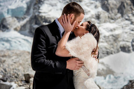 Đôi trẻ tổ chức đám cưới ở địa hình hiểm trở trên độ cao hơn 5.000m