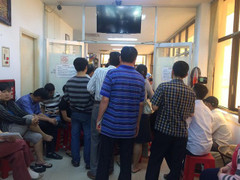 Phụ huynh chen chân xếp hàng đăng ký học thêm hè cho con ở TP.HCM