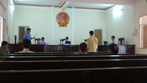 Nguyên Phó chỉ huy Quân sự thị trấn hiếp dâm cô họ lĩnh 2 năm tù