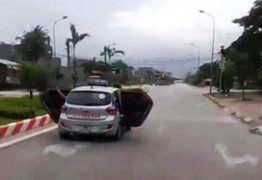 Taxi mở tung 2 cánh cửa lao vun vút trên đường ở Thanh Hóa
