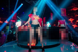 Phạt nặng quán bar để vũ công mặc áo cờ đỏ in sao vàng nhảy nhót phản cảm