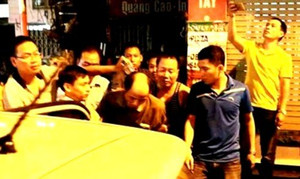 Bắt giam kẻ côn đồ đâm 5 nhát chết người rồi ôm xô xăng cố thủ