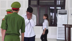 Nhìn thấy con trai 5 tuổi, kẻ trốn truy nã ôm mặt bật khóc tại tòa