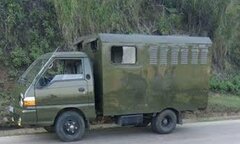 Người nghiện ma túy phá còng số 8, đập vỡ kính, trốn khỏi xe áp tải
