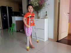 Ước mơ giản dị của cậu bé bị gãy chân ở trường Nam Trung Yên khiến nhiều người rớt nước mắt