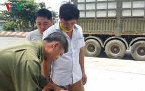 Tài xế container bị cướp dí súng, bịt mắt, trói chân tay, cướp 27 tấn hàng