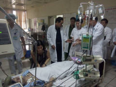 Người nhà bệnh nhân sốc phản vệ ở Hòa Bình: 'Chỉ cầu mong bà ấy sớm tỉnh lại'