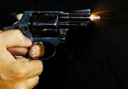 Cụ ông 76 tuổi rút súng bắn chết người vì... cái hàng rào