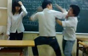 Hỗn chiến giải quyết mâu thuẫn ngay trong lớp, học sinh lớp 8 mất mạng
