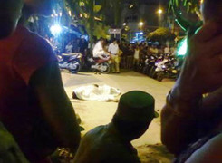 Đang đi bộ gần nhà, người phụ nữ bị kẻ lạ dùng gậy phang tới tấp chết tại chỗ