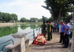 Tá hỏa phát hiện người đàn ông chết bất thường trong công viên