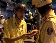 Gây tai nạn bị chặn xe, 'ma men' dùng mũ bảo hiểm tấn công CSGT ở Sài Gòn