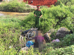 Phát hiện người đàn ông chết bất thường cạnh xe máy bên lề đường