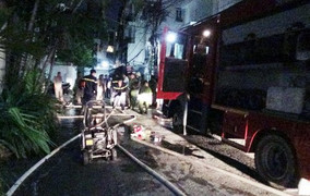 Trường mầm non bốc cháy dữ dội trong đêm ở Sài Gòn