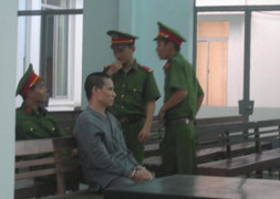 Xét xử gã cha đồi bại lấy cớ kiểm tra trinh tiết lột đồ con gái giở trò đồi bại