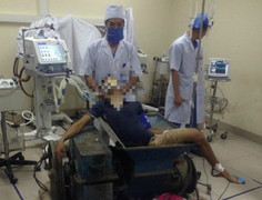 Đau xót nam thanh niên bị kẹt chặt trong máy làm gạch, chân phải bị nghiền nát