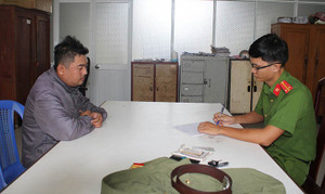 Bị mời về đồn vì mặc trang phục cảnh sát đi nhậu cho... oai