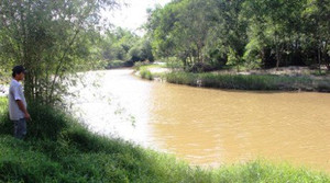 Yêu râu xanh giở trò đồi bại với bạn học của con rồi ném xuống sông