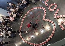 Chàng trai Trung Quốc gây 'bão' mạng với màn cầu hôn 'bá đạo' bằng 99 hộp tôm hùm