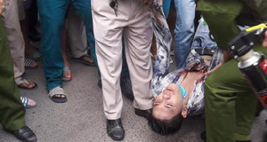 Nam thanh niên nghi ngáo đá mang dao xông vào tiệm áo cưới chém người rồi tự sát