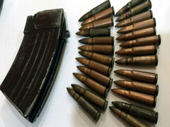 Nổ súng uy hiếp đối thủ tại sân bóng lúc rạng sáng